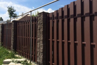 Забор из евроштакетника с кирпичными столбами 25 метров фото в Туапсе