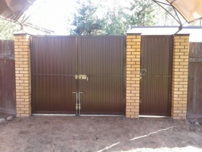 профнастил с распашными воротами - пример 11 фото в Туапсе