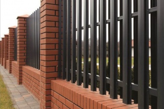 Забор из евроштакетника с кирпичными столбами 20 соток фото в Туапсе