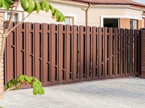 Распашные ворота из евроштакетника - пример 1 фото недорого