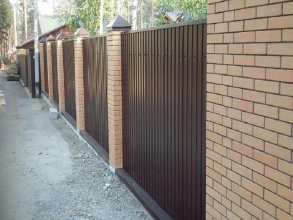 Забор из профнастила с кирпичными столбами 72 метра фото в Туапсе