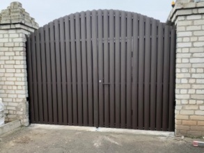 Ворота распашные из евроштакетника - пример 2 фото в Туапсе