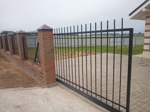 Сварные заборы с кирпичными столбами 10 соток фото с установкой