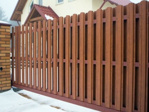 Забор из евроштакетника с кирпичными столбами 200 метров фото в Туапсе