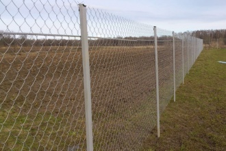 Забор из сетки рабицы в натяг с протяжкой арматуры 20 соток фото цена за метр под ключ