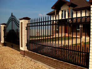 Сварные заборы с кирпичными столбами 12 метров фото в Туапсе