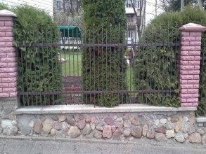 Сварные заборы с кирпичными столбами 80 метров фото в Туапсе