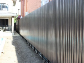 Забор из евроштакетника на ленточном фундаменте 57 метров фото в Туапсе