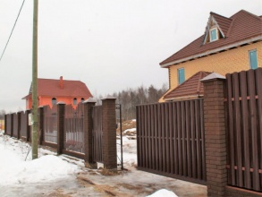 Забор из евроштакетника с кирпичными столбами 67 метров фото цена за метр