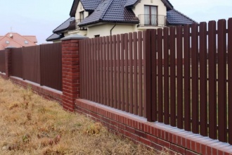 Забор из евроштакетника с кирпичными столбами 8 соток фото в Туапсе