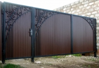 Распашные ворота из профнастила - пример 1 фото в Туапсе