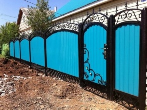 Кованые заборы с профнастилом 10 метров фото недорого